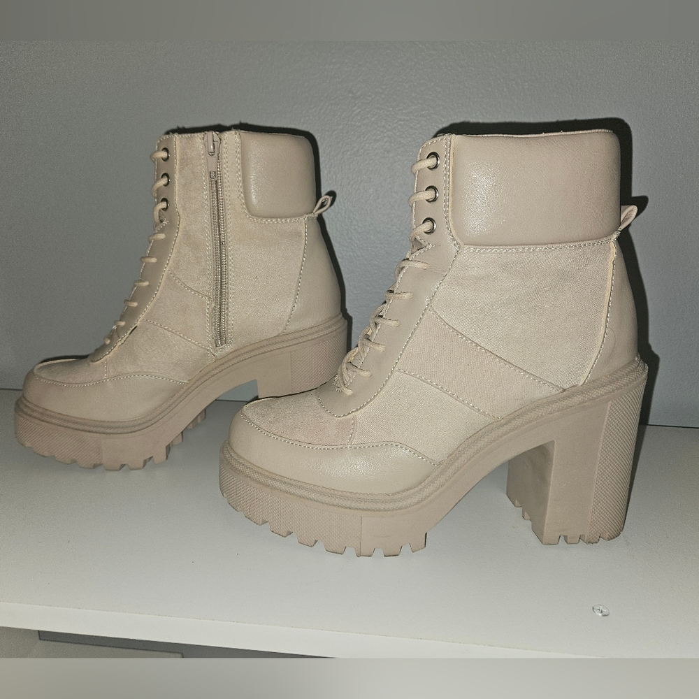 Madden Girl Beige Lace-Up Platform Lug Sole Boots - Size 9.5 - Picture 3 of 10